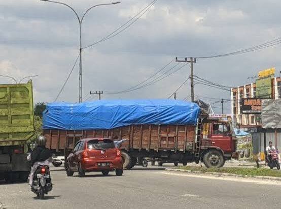 Ilustrasi jalan kota dilewati kendaraan Odol (foto/int)